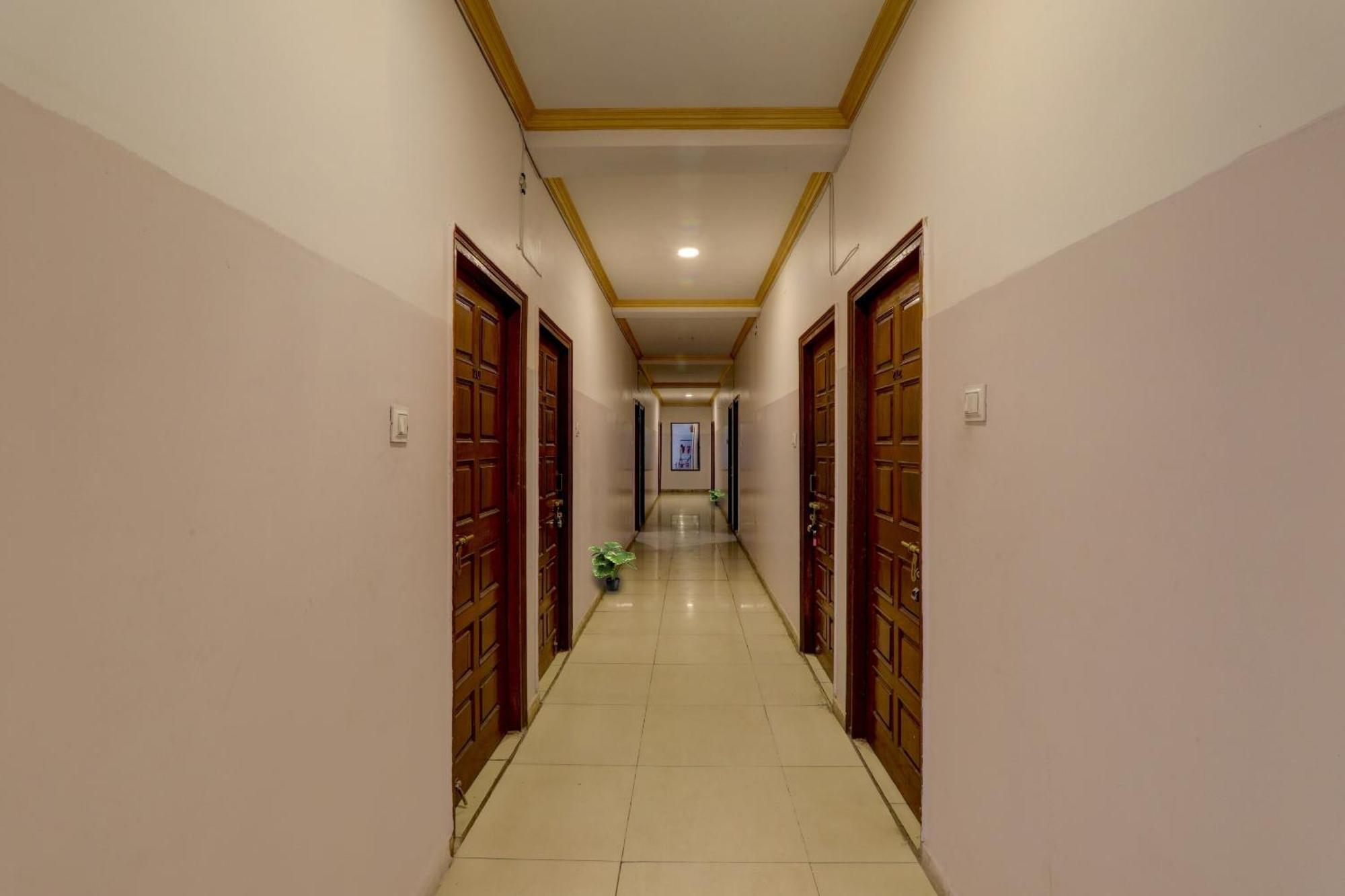 Hotel Collection O Premier Near Hazratganj Lucknow Exterior foto
